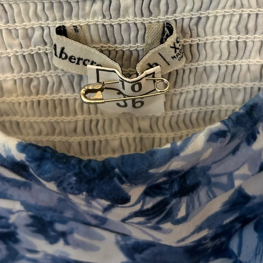 Abercrombie & Fitch Blue and White Floral Puff-Sleeve Crop Top